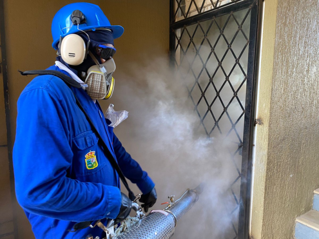 Funcionarios de salud fumigan viviendas para prevenir el dengue en Valledupar.
