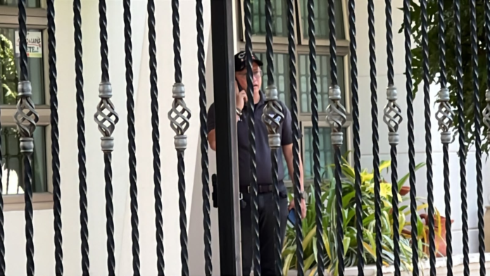 Funcionarios del CTI realizan un allanamiento en una vivienda de Valledupar como parte de una investigación de la Fiscalía.
