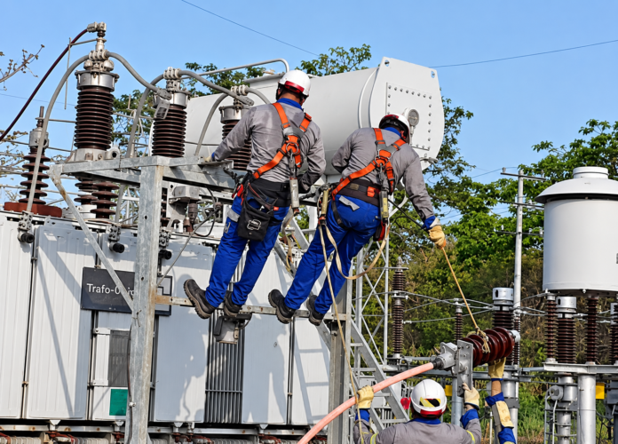 Trabajadores realizan mantenimiento eléctrico durante cortes de energía en Valledupar