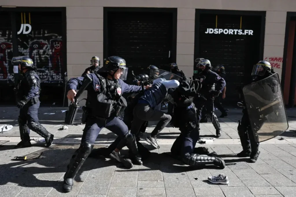 La policía francesa detiene a un manifestante durante enfrentamientos previos al inicio de una manifestación en Marsella, en el sur de Francia, el sábado 17 de octubre de 2026. 
Thibaud Moritz/AFP/Getty Images
