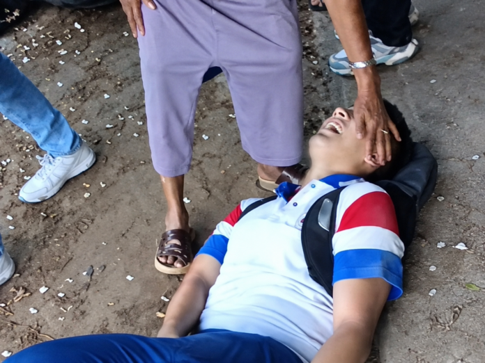 Dos jóvenes permanecen bajo atención médica tras un grave accidente entre una motocicleta y un motocarro en La Nevada, Valledupar.