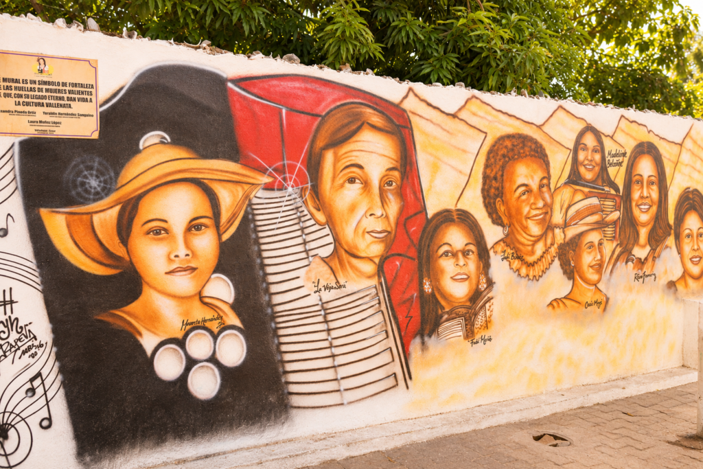 Mural en homenaje a 29 mujeres de la cultura vallenata en el Callejón de la Purrututú, en Valledupar.