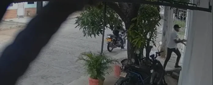 Una cámara de seguridad registró el momento en que un hombre armado abordó al diseñador gráfico cuando ingresaba a su vivienda en Valledupar.