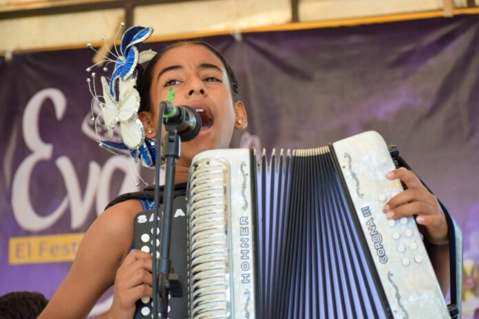 Acordeonera participante del Encuentro Vallenato Femenino, evento que realizará la premiación de las ganadoras de EVAFE 2026 en Valledupar.