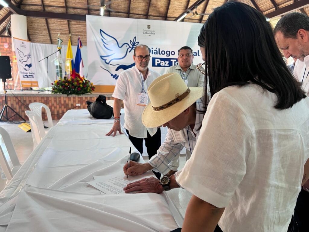 or una parte, Angie Rodríguez y Juan Carlos Villamizar han señalado que durante el encuentro se pidió a los antiguos jefes paramilitares hablar sobre determinados dirigentes políticos. Sus testimonios difieren en el grado de conocimiento que cada uno afirma tener sobre el origen de la instrucción.