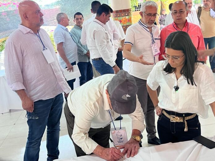 Petro publica un acta tras las denuncias de Angie Rodríguez y el abogado de Mancuso sobre la reunión de exparamilitares en Valledupar.