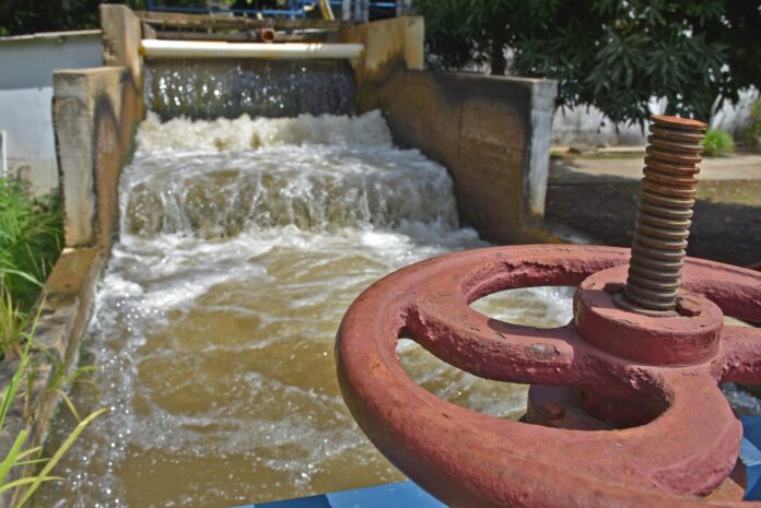 El servicio de agua en Valledupar sigue generando quejas. Emdupar explica las fallas por turbidez, pero usuarios reportan problemas recurrentes.