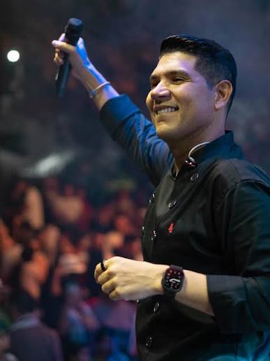 Kbeto Zuleta permanece en UCI tras el grave accidente de su agrupación en la vía El Difícil–Bosconia. El cantante tiene pronóstico reservado y continúa bajo vigilancia médica.