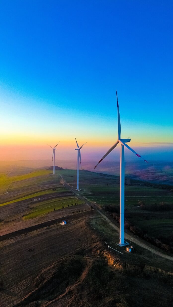 Colombia acelera su transición hacia la energía solar y eólica, pero enfrenta el desafío de garantizar electricidad continua. El almacenamiento, la regulación y la infraestructura serán determinantes.