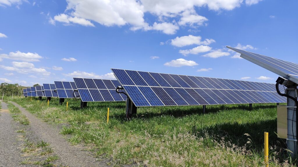 Energías renovables en Colombia: la expansión solar y eólica exige garantizar un suministro eléctrico estable y fortalecer el almacenamiento.